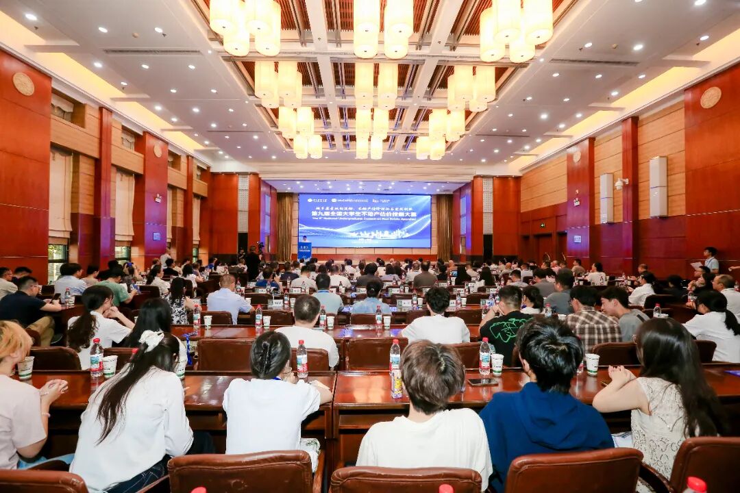 办公室内景，员工正在工作，整洁的办公桌，电脑屏幕显示图表